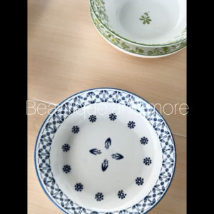 จานเซรามิค จานทรงกลม จานกระเบื้องเคลือบ ลายเส้นและดอกไม้สีน้ำเงินขาว ขนาด 8 นิ้ว