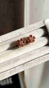 🌸 ต่างหู Pink Tourmaline สีชมพูหวาน เสริมด้วย White Topaz ตรงกลาง ดูเรียบหรูแต่แฝงความอ่อนโยน 🌸