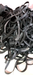 ยางเส้นพันท่อน้ำต่อท่อต่อสายยาง(1ชุด10เส้น)หนา1.5-2นิ้วยาว1เมตรในงานเกษตร.ต่อท่อเดินน้ำใส่พืชผักงานสวนงานไร่.ตัดจากยางมอเตอร์ไซค์มีความยืดหยุดดีคัดสภาพที่ใช้งานได้ดี