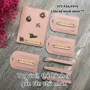 Tag vali du lịch thẻ treo lên túi xách vali có gắn tên theo yêu cầu mẫu đẹp chất lượng. Màu sắc đa dạng & vintage.
