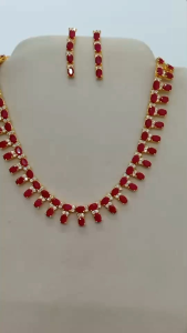 ชุดเซ็ตเครื่องประดับสร้อยคอและต่างหูแบบสวยงามพลอยสีทับทิมหลังเบี้ยและทับทิมเจียร พลอยสีรูปไข่คั่นเพชรcz สร้อยคอยาว 17 นิ้ว ชุบทองไมครอน ราคาย่อมเยา