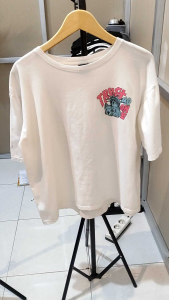 Kaos Oversized Tshirt Trust No One: Gambar Depan & Belakang\\n\\n Apa Itu Kaos Oversized Tshirt Trust No One?\\n\\nKaos Oversized Tshirt Trust No One adalah pakaian atasan yang memiliki desain unik dan elegan dengan slogan 'Trust No One' pada bagian depan dan belakang kaos. Kaos ini cocok dikenakan oleh pria dan wanita, serta dapat dipadukan dengan berbagai outfit.\\n\\n Desain Unik Kaos Oversized Tshirt Trust No One\\n\\nKaos ini dirancang dengan desain yang unik dan menarik, membuatnya menjadi pilihan tepat bagi mereka yang mencari kaos oversized dengan tampilan keren. Desain 'Trust No One' pada bagian depan dan belakang kaos memberikan kesan misterius dan menantang, yang pasti akan menarik perhatian orang-orang di sekitar Anda.\\n\\n Kaos Oversized Tshirt untuk Pria & Wanita\\n\\nKaos ini tersedia dalam berbagai ukuran dan warna yang cocok untuk pria dan wanita. Dengan desain oversized, kaos ini cocok dikenakan oleh berbagai bentuk tubuh dan memberikan rasa nyaman saat dipakai.\\n\\n Cara Memilih Kaos Oversized Tshirt yang Tepat\\n\\nBerikut adalah beberapa tips untuk memilih kaos oversized yang tepat:\\n\\n- Pilih ukuran yang sesuai dengan bentuk tubuh Anda.\\n- Perhatikan bahan kaos, pastikan bahan yang digunakan nyaman dan tidak mudah luntur.\\n- Pilih warna kaos yang sesuai dengan selera Anda dan dapat dipadukan dengan berbagai outfit.\\n\\n Kaos Oversized Tshirt untuk Acara Formal\\n\\nMeskipun kaos oversized biasanya dikenakan dalam situasi santai, Anda tetap bisa memadukan kaos ini dengan outfit formal. Misalnya, Anda dapat mengenakan kaos oversized dengan celana panjang formal atau rok pensil, dan menambahkan sepatu formal seperti sepatu hak tinggi atau sepatu bot.\\n\\n Kaos Oversized Tshirt untuk Pesta\\n\\nKaos oversized juga bisa menjadi pilihan tepat untuk menghadiri pesta. Anda dapat memadukan kaos ini dengan rok mini atau celana pendek, dan menambahkan aksesori seperti gelang atau kalung untuk menambah kesan glamor.\\n\\n Cara Merawat Kaos Oversized Tshirt Trust No One\\n\\nBerikut adalah beberapa tips untuk merawat kaos oversized Tshirt Trust No One:\\n\\n- Cuci kaos dengan air dingin dan deterjen ringan.\\n- Jangan mencuci kaos bersama dengan pakaian lainnya yang memiliki warna terang.\\n- Jemur kaos di tempat teduh dan hindari sinar matahari langsung.\\n\\n Cara Menyimpan Kaos Oversized Tshirt\\n\\nUntuk menyimpan kaos oversized Tshirt, Anda dapat melipat kaos dengan rapi dan menyimpannya di lemari pakaian Anda. Hindari menyimpan kaos di tempat yang lembab atau berdebu.\\n\\n Kesimpulan\\n\\nKaos Oversized Tshirt Trust No One adalah pilihan tepat bagi mereka yang mencari kaos oversized dengan desain unik dan elegan. Dengan berbagai ukuran dan warna yang tersedia, kaos ini cocok dikenakan oleh pria dan wanita. Selain itu, kaos ini juga dapat dipadukan dengan berbagai outfit, baik untuk acara formal maupun pesta. Pastikan untuk merawat kaos ini dengan baik agar tetap awet dan tampilan kaos tetap menarik.\n}