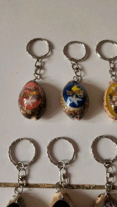 Gantungan Kunci Kerang Motif Daerah Belitung dengan Motif Berbeda