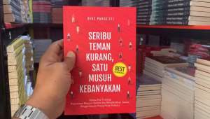 Seribu Teman Kurang Satu Musuh Kebanyakan : Semua Hal Tentang Bagaimana Mencari Kawan dan Menaklukan Lawan Hingga Semua Orang Suka Padamu