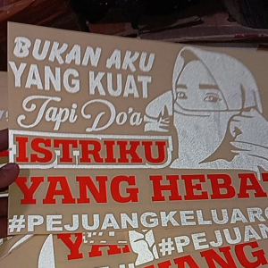 Stiker Cutting & Kata-Kata: Aksesoris Variasi Kaca Mobil