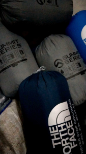 gelosiran sleeping bag bulu tebal 1lusin cocok untuk di jual lagi sleeping bag warna random