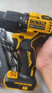 Máy khoan dewalt 20V ko than CHÍNH HÃNG 3 chức năng đầu 13ly autolock. Xách tay mỹ mới chưa xài ae nhé. 0971.72.70.74