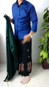 Sarung Batik Printing Motif Senopati Aksara Jawa bahan Rayon Duniatex 8460 paling Rapat Tebal Adem Halus Nyaman tidak nerawang Hitam Polos Santri Putra Putri All size Dewasa Best Seller by Sola Batik Pekalongan