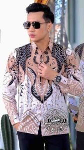 Kemeja Batik Lengan Panjang Pria Slimfit Motif Folly Terbaru