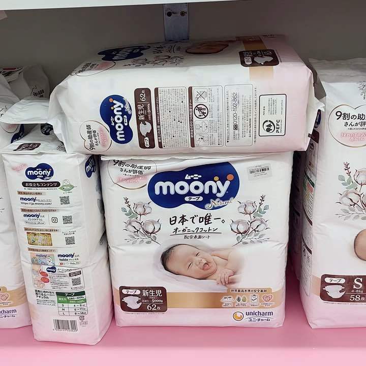 Bỉm - Tã dán Moony Natural nội địa size Newborn 62 miếng (Cho bé  5kg)