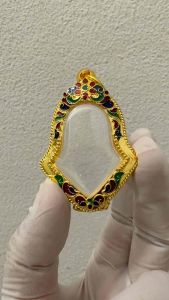 กรอบพระตลับชุบทองงานลงยาลายคมชัดแบบเปิดหลังตลับเป็นงานใส่เหรียญจำปีใหญ่ ขนาดของตลับวัดได้ 2.5x3.3cm