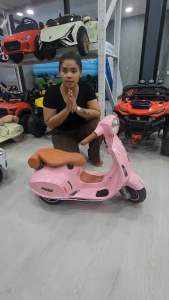 Np Toys รถไฟฟ้าเด็ก รถเด็กนั่ง รถเวสป้าเด็ก รุ่นใหม่เชื่อมบลูทูธได้ ขนาด 2มอเตอร์ No.1114