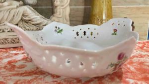 Dĩa sâu lòng Colonial Hilliamsburg phong cách châu âu cổ điển với tông màu trắng và hoạ tiết hoa-Colonial Hilliamsburg European style deep dish