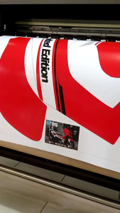 Stiker Decal Nmax Old Full Body Motif Limited Edition Merah Glossy\\n\\n Apa Itu Stiker Decal Motor Nmax?\\n\\nStiker decal motor Nmax adalah pelapis dekoratif berbentuk gambar atau pola yang ditempelkan pada bodi motor Nmax untuk meningkatkan penampilannya. Stiker ini bisa memberikan tampilan baru pada motor Anda, membuatnya terlihat lebih stylish dan menarik. Stiker decal merah glossy, misalnya, akan memberikan efek glossy yang menawan pada motor Anda.\\n\\n Kelebihan dan Manfaat Menggunakan Stiker Decal\\n\\nMenggunakan stiker decal memiliki beberapa kelebihan dan manfaat:\\n\\n- **Desain Kustom**: Stiker decal desain kustom memungkinkan Anda untuk mengekspresikan diri dan membuat motor Anda unik. Dengan berbagai pilihan desain, Anda dapat memilih stiker yang sesuai dengan gaya dan kepribadian Anda.\\n\\n- **Perlindungan Bodinya**: Stiker decal juga berfungsi sebagai lapisan perlindungan tambahan bagi bodi motor Anda dari goresan, baret, dan kerusakan lainnya.\\n\\n- **Harga Terjangkau**: Stiker decal merupakan cara yang relatif murah untuk memberikan tampilan baru pada motor Anda dibandingkan dengan mengganti cat motor secara keseluruhan.\\n\\n Perbedaan Antara Stiker Decal Motor Nmax dan Model Lainnya\\n\\nMeskipun prinsip dasarnya sama, stiker decal motor Nmax memiliki perbedaan signifikan dibandingkan dengan model lainnya. Hal ini disebabkan oleh bentuk dan ukuran bodi motor Nmax yang spesifik. Oleh karena itu, penting untuk memilih stiker decal yang dirancang khusus untuk motor Nmax agar hasil akhirnya optimal.\\n\\n Cara Memilih Stiker Decal Nmax Full Body yang Tepat\\n\\nBerikut adalah beberapa tips dalam memilih stiker decal Nmax full body yang tepat:\\n\\n- **Tips Memilih Desain Kustom Stiker Decal Motor**: Pilih desain yang sesuai dengan kepribadian dan gaya Anda. Jangan ragu untuk mengeksplorasi berbagai pilihan hingga Anda menemukan yang paling cocok.\\n\\n- **Perhatikan Kualitas dan Durabilitas Stiker Decal**: Pastikan stiker decal yang Anda pilih memiliki kualitas tinggi dan tahan lama. Hal ini akan memastikan bahwa stiker decal tetap terlihat bagus dan tidak mudah luntur selama bertahun-tahun.\\n\\n Cara Mengaplikasikan Stiker Decal Nmax Full Body\\n\\nBerikut adalah langkah-langkah yang perlu Anda ikuti untuk mengaplikasikan stiker decal motor Nmax dengan benar:\\n\\n1. Bersihkan bodi motor dari kotoran, debu, dan minyak.\n2. Gunakan alat seperti penggaris atau pita isolasi untuk memastikan stiker decal ditempelkan dengan rapi dan presisi.\n3. Mulai dari satu sudut, pelan-pelan tempelkan stiker decal pada bodi motor sambil memastikan tidak ada gelembung udara.\n4. Setelah selesai, biarkan stiker decal mengering selama beberapa jam sebelum digunakan.