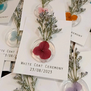 การ์ดอวยพรเทศกาล การ์ดดอกไม้แห้งประทับครั่งใสดอกไฮเดรนเยีย