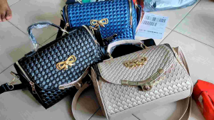 Tas Selempang Paketan yang bisa menunjang penampilan dan gaya baru