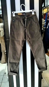 Celana Panjang Chinos Pria Stretch: Desain & Bahan