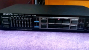 Preamplifier Kenwood KC-105 đẹp keng nguyên zin hoạt động hoàn hảo hàng xuất Mỹ đế điện 120v. Máy có cần chỉnh bass treble có loudness tăng bass và cổng phono chơi đĩa than chất âm rất hay