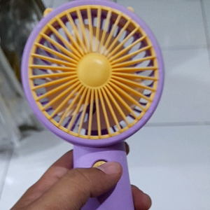 KIPAS ANGIN MINI / KIPAS TANGAN PORTABLE CHARGER USB /DI LENGKAPI TATAKAN HP LUCU SIMPLE BISA DI BAWA KMNA MANA