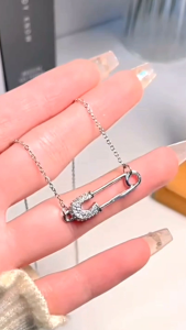 Kalung Titanium Wanita Liontin Peniti Rose Gold / Kalung Titanium Wanita Anti Karat Selamanya