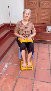 BÀN LĂN MASSAGE chan tay bằng gỗ giúp lưu thông khí huyết