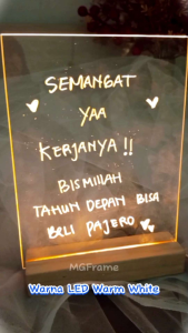 Dekorasi Meja Kantor dengan Papan Catatan Akrilik LED