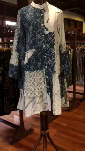 Aura Tunik by Dian Pelangi LIMITED EDITION Blouse Baju Atasan Kemeja Blus Outfit Casual Formal Kerja Kantor Pesta Pernikahan Kondangan Wanita Hijaber Cantik Anggun Modis Modern Elegan Mewah Model Korea Terbaru Motif Batik Asbtrak Kekinian
