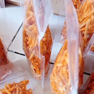 kripik renyah dari pisang berbentuk stik. cemilan masa kini. cemilan serba murah rasa balado daging sapi