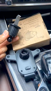 Giá đỡ điện thoại trên ô tô tự động cảm biến trọng lực kẹp cửa thoát khí tiện lợi cho người dùng dễ dàng sử dụng và thiết kế thông minh