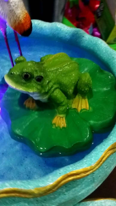 กบบนใบบัวลอยน้ำได้ใส่อ่างบัวอ่างเลี้ยงปลาน้ำตกเป็นงานเรซซิ่งสูง 3 นิ้วฐานกว้าง 7 นิ้ว