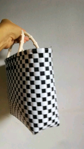 กระเป๋าแฮนด์เมค กระเป๋าสานพลาสติก สานจากเส้นพลาสติกตราลูกโจ้ สวยทนทาน ขนาด 23×8 สูง 24 เซนติเมตร, สานด้านล่าง มิตร ราคา 4,900 เป็นส่วนตัวให้คุณเลือก