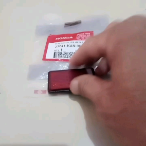 reflector rr reflex mata kucing spakbor belakang beat k1a beat sporty esp blade 110 k07a genio scoopy esp k16r scoopy f1 sonic 150r supra gtr supra x 125 f1 new vario 125 esp led vario 150 esp led vario techno 125 f1 original honda 33741KAN961