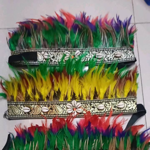 Mahkota Bulu Elegan: Aksesoris Pesta Wanita yang Unik