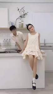 Set đồ đôi sơmi nam màu kem trơn phối váy nữ dáng suông tầng (tặng kèm cột tóc)