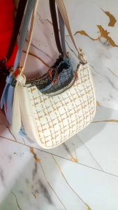 Tas wanita ala korea. tas slempang wanita kekinian cantik imut