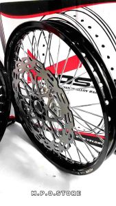 VELG SET SATRIA FU VROSSI PLUS PIRINGAN DEPAN BELAKANG\\n\\n Mengenal Velg Berkualitas Tinggi untuk Motor Satria FU Vrossi\\n\\nVelg berkualitas tinggi merupakan komponen penting dalam meningkatkan performa motor, terutama pada motor sport seperti Satria FU Vrossi. Velg motor sport memiliki perbedaan signifikan dibandingkan dengan velg biasa, baik dari segi desain, bahan, maupun fungsi.\\n\\n Perbedaan Velg Motor Sport dengan Velg Biasa\\n\\nVelg motor sport biasanya lebih ringan dan kuat dibandingkan velg biasa. Hal ini disebabkan oleh bahan yang digunakan, seperti aluminium alloy atau magnesium alloy, serta desain yang lebih aerodinamis. Selain itu, velg motor sport juga memiliki diameter dan lebar yang lebih besar, sehingga dapat meningkatkan stabilitas dan handling motor.\\n\\n Manfaat Menggunakan Velg Berkualitas Tinggi\\n\\nMenggunakan velg berkualitas tinggi seperti velg set Satria FU Vrossi dapat memberikan banyak manfaat bagi pengendara motor. Beberapa di antaranya adalah:\\n\\n- Meningkatkan performa motor, terutama pada handling dan stabilitas\\n- Memperindah tampilan motor, sehingga terlihat lebih stylish\\n- Meningkatkan daya tahan velg, sehingga lebih awet dan tahan lama\\n\\n Cara Memilih Velg Set Satria FU Vrossi yang Tepat\\n\\nMemilih velg set Satria FU Vrossi yang tepat memerlukan pertimbangan yang matang. Berikut adalah beberapa hal yang perlu diperhatikan:\\n\\n Pertimbangan Ukuran dan Desain Velg\\n\\nUkuran velg sangat penting untuk dipertimbangkan, karena akan mempengaruhi handling dan stabilitas motor. Velg dengan diameter dan lebar yang lebih besar biasanya memberikan performa yang lebih baik, namun juga perlu diperhatikan kompatibilitas dengan suspensi dan ban motor.\\n\\nDesain velg juga penting untuk dipertimbangkan, terutama jika pengendara ingin meningkatkan estetika motor. Beberapa desain velg yang populer antara lain spider, three-spoke, dan five-spoke.\\n\\n Memilih Piringan Depan Belakang Sesuai Kebutuhan\\n\\nPiringan depan belakang juga merupakan komponen penting dalam velg set Satria FU Vrossi. Pilihan piringan harus sesuai dengan kebutuhan pengendara, baik dari segi fungsi maupun estetika.\\n\\n Menginstal Velg Set Satria FU Vrossi Plus Piringan Depan Belakang\\n\\nSetelah memilih velg set Satria FU Vrossi yang tepat, langkah selanjutnya adalah menginstal velg tersebut pada motor. Berikut adalah langkah-langkah instalasi velg set Satria FU Vrossi:\\n\\n Langkah-langkah Instalasi Velg Set Satria FU Vrossi\\n\\n1. Pastikan motor sudah dalam kondisi mati dan tidak ada listrik yang mengalir.\n2. Angkat motor menggunakan lift atau jack stand.\n3. Lepaskan ban lama dan pasang velg baru.\n4. Pasang piringan depan belakang sesuai dengan kebutuhan.\n5. Pasang kembali ban baru dan pastikan roda sudah terpasang dengan baik.\n6. Turunkan motor dan periksa kembali semua komponen yang telah dipasang.