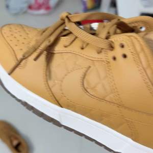 [CHÍNH HÃNG] GIÀY NIKE DUNK LOW WHEAT AND GUM LIGHT BROWN DX3374-700 Size 42