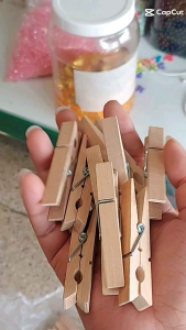 100 cái kẹp Gỗ dùng để kẹp ảnh  trang trí trong nhà văn phòng làm việc.