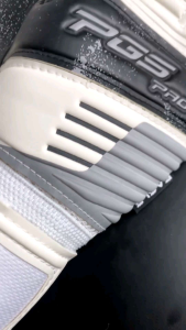 Sarung Tangan Kiper - PGS Eagle Series Titanium White