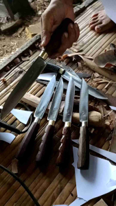 PISAU BELATI BAJA BERING LAKER SLUT KUNINGAN EMAS KAYU INGAS HITAM TANPA SERANGKA BUAT DAGING ASLI baros serang banten