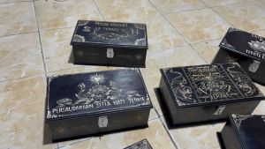 PROMO!!! KOTAK MORI PSHT MURAH Bonus Gantungan Kunci PSHT + Stiker / Kotak Mori KAYU JATI ASLI Ukir Motif Bunga Terate / Tempat Mori Psht TERMURAH / Kotak Mori Anti Rayap / Kotak Mori Kayu Jati Ukir / Tempat Penyimpanan Mori / Tempat Sabuk Mori PSHT