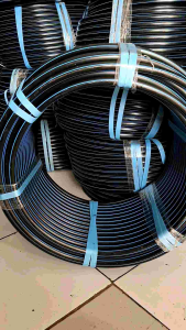 Pipa HDPE Atau Selang Hitam UK 3/4 Inch Merk Rucika PN16 1 Roll 100 Meter