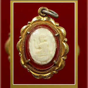 นางกวัก หลวงพ่อมุ่ย ปี 2510-2513 เนื้องาแกะ วัดดอนไร่ จ.สุพรรณบุรี พร้อมบัตรรับประกันพระแท้เวปดีดีพระ #ท.87 พระนางกวัก พระนางกวัก ของแท้ - Lazada