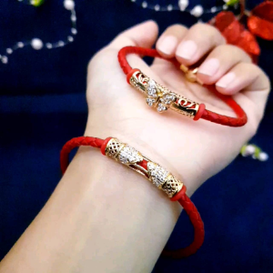 Xuping Gelang Wanita Tali Merah Xds887\\n\\n Mengenal Gelang Tali Merah Charm Permata\\n\\nGelang Tali Merah Xds887 adalah aksesoris wanita yang dirancang oleh Xuping, sebuah merek terkenal dalam industri aksesoris. Dengan desain unik dan permata charm yang menarik, gelang ini menjadi pilihan yang sempurna untuk penggunaan sehari-hari.\\n\\n Keunikan Desain Gelang Tali Merah\\n\\nGelang Tali Merah Xds887 memiliki desain yang unik dan elegan, membuatnya berbeda dari aksesoris lainnya. Dengan tali merah yang lembut dan charm permata yang menarik, gelang ini dapat menambahkan sentuhan feminin dan glamour ke penampilan Anda.\\n\\n Keunggulan Aksesoris Wanita Xuping\\n\\nXuping telah membangun reputasi sebagai salah satu merek aksesoris wanita terbaik di dunia. Dengan fokus pada kualitas dan keindahan, Xuping selalu berusaha memberikan produk-produk terbaik kepada pelanggan mereka. Gelang Tali Merah Xds887 adalah contoh sempurna dari komitmen Xuping terhadap kualitas dan keindahan.\\n\\n Manfaat Penggunaan Sehari-hari\\n\\nGelang Tali Merah Xds887 adalah aksesoris yang ideal untuk penggunaan sehari-hari. Dengan desain yang unik dan elegan, gelang ini dapat dipadukan dengan berbagai pakaian dan situasi, baik itu acara formal maupun kasual.\\n\\n Cara Memilih Gelang Wanita Tali Merah Xds887\\n\\nMemilih gelang yang tepat dapat menjadi tantangan, tetapi dengan tips dan panduan berikut ini, Anda dapat memastikan bahwa Anda memilih gelang yang sempurna untuk Anda.\\n\\n Tips Memilih Gelang Desain Unik\\n\\nPertimbangkan gaya dan preferensi Anda ketika memilih gelang desain unik. Gelang Tali Merah Xds887 adalah pilihan yang sempurna untuk wanita yang mencari aksesoris yang menonjolkan keunikan mereka.\\n\\n Perbandingan Gelang Tali Merah Xds887 dengan Aksesoris Serupa\\n\\nGelang Tali Merah Xds887 dapat dibandingkan dengan aksesoris serupa lainnya di pasar. Namun, dengan desain unik dan charm permata yang menarik, gelang ini menonjol dari keramaian.\\n\\n Panduan Ukuran Tali Merah yang Tepat\\n\\nMemilih ukuran tali merah yang tepat sangat penting untuk kenyamanan dan penampilan Anda. Pastikan untuk mengukur pergelangan tangan Anda sebelum membeli gelang Tali Merah Xds887.\\n\\n Cara Menggunakan Gelang Tali Merah Xds887\\n\\nMenggunakan gelang Tali Merah Xds887 sangat mudah dan sederhana. Dengan tips berikut ini, Anda dapat memastikan bahwa Anda menggunakan gelang ini dengan benar dan merawatnya dengan baik.\\n\\n Langkah-langkah Mengenakan Gelang Tali Merah Xds887\\n\\n1. Pastikan pergelangan tangan Anda bersih dan kering.\\n2. Tempatkan gelang di pergelangan tangan Anda.\\n3. Sesuaikan posisi gelang agar nyaman.\\n\\n Tips Perawatan Gelang Tali Merah Xds887\\n\\nUntuk menjaga keindahan dan kualitas gelang Tali Merah Xds887, pastikan untuk merawatnya dengan baik. Berikut beberapa tips perawatan:\\n- Jauhkan dari air dan bahan kimia.\\n- Simpan dalam kotak atau tempat yang aman.\\n- Bersihkan secara teratur dengan kain lembut.\\n\\n Rekomendasi Penggunaan Sehari-hari\\n\\nGelang Tali Merah Xds887 adalah aksesoris yang ideal untuk penggunaan sehari-hari. Dengan desain yang unik dan elegan, gelang ini dapat dipadukan dengan berbagai pakaian dan situasi, baik itu acara formal maupun kasual.\\n\\nDengan informasi di atas, Anda sekarang siap untuk memilih dan menggunakan gelang Tali Merah Xds887 dengan benar. Nikmati keindahan dan kenyamanan dari aksesoris wanita Xuping ini!\n}