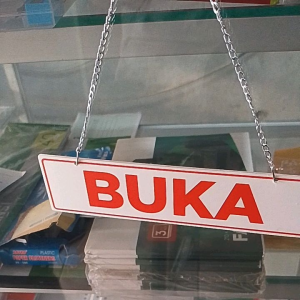 Signboard Akrilik Buka Tutup Ukuran 5x20 cm di Obral Murah Karena Barang Reject Layak Pakai