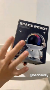 Pembesar Suara Bluetooth Tanpa Wayar Berbentuk Angkasawan Wireless Bluetooth Speaker Astronaut with Light Mini Cute Portable Speaker Long-lasting Surround Sound