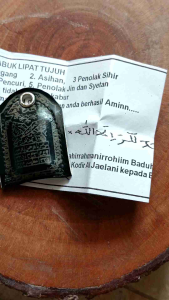 Koleksi kaligrafi arab warna hitam ditaruh dompet