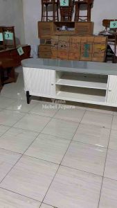 MEJA TV MINIMALIS PUTIH DUCO MOTIF SALUR UNIK - RAK TV MINIMALIS BERGARIS KAYU JATI BERKUALITAS