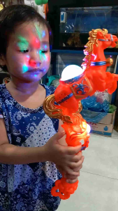 Cây quay đèn con ngựa có đèn có nhạc cho bé