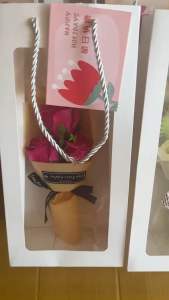 (emoji) ช่อดอกไม้ 3 ดอก ดอกไม้ทำมาจากสบู่ มีกลิ่นหอม (ถุงกระดาษแข็ง+การ์ด) #วาเลนไทน์